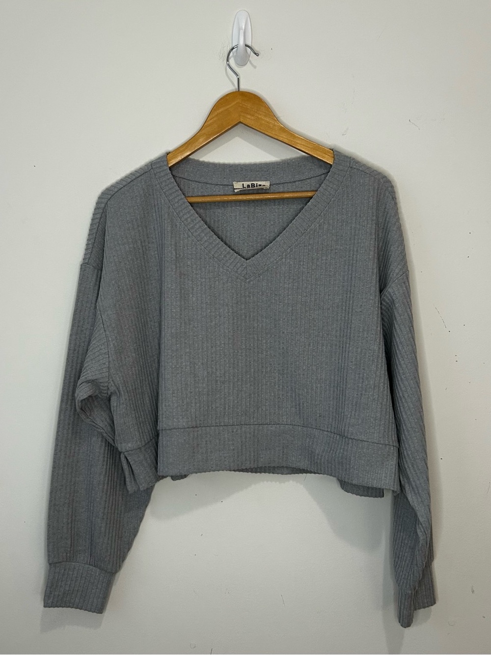 LaBiz Women’s Gray Ribbed Knit V-Neck Cropped Pullover Sweater Size S